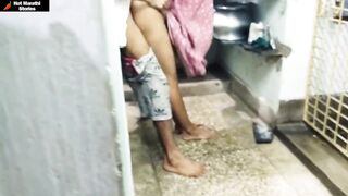 जेवण बनवणाऱ्या बायकोला नवऱ्याने किचनमध्येच झवलं