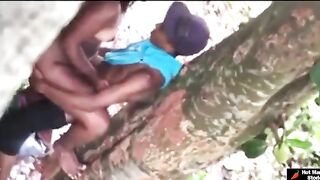 फणसाच्या झाडामागे गर्लफ्रेंडला नागडी करून झवत होता मित्र