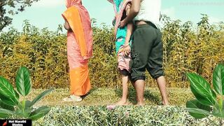 शेतातल्या दोन कामवालींची शेतातच फोदी झवली