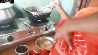 जेवण बनवणाऱ्या आंटीला लावलं लंड चोखायला