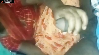 जेवण बनवणाऱ्या आंटीला लावलं लंड चोखायला