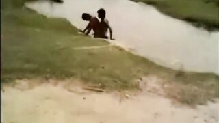 नदी वर चाललीय पोरांची गांड मारी