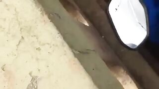 कामवाली आणि मॅनेजरचा बाहेर जिन्यावरच संभोग