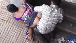 कामवाली आणि मॅनेजरचा बाहेर जिन्यावरच संभोग
