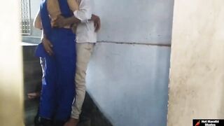 कॉलेजच्या पोरीचा जिन्यावर चाललाय तिच्या रोमिओ सोबत रोमान्स