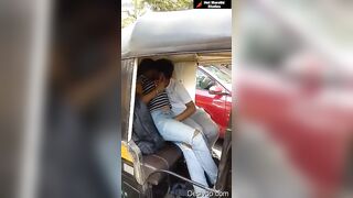 पुण्याच्या कपलचा भर पब्लिक मधेच रिक्षात रोमान्स