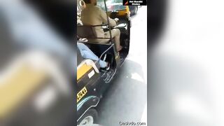 पुण्याच्या कपलचा भर पब्लिक मधेच रिक्षात रोमान्स