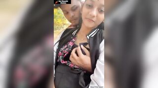 सेक्सी प्रेमिकेचे मित्रांसमोर दाबतोय बॉयफ्रेंड बूब्स