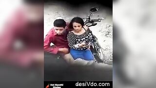 देसी कपलचा बाइकवरती सेक्स करतानाचा एमेमेस