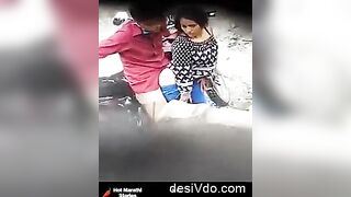 देसी कपलचा बाइकवरती सेक्स करतानाचा एमेमेस