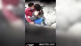 देसी कपलचा बाइकवरती सेक्स करतानाचा एमेमेस