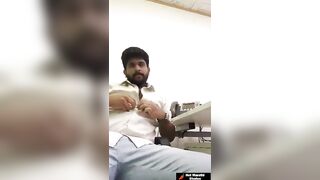 देसी तरुण करतोय आॉफिसमध्ये हस्तमैथुन