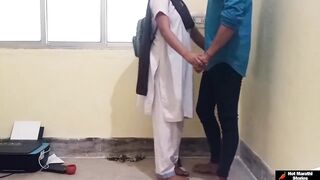 कॉलेज सुटल्यानंतर युवतीचा प्रेमी तरुणासोबत सेक्स