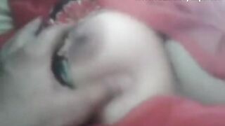 ट्रेनमध्ये दाबायला भेटले अनोळखी सेक्सी आंबे