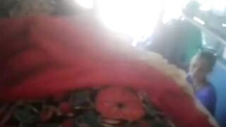 ट्रेनमध्ये दाबायला भेटले अनोळखी सेक्सी आंबे
