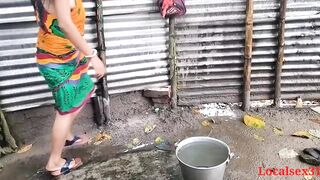 भाभी उघड्यावर अंघोळ करताना दीराने झवलं