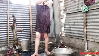 हातपंपावर अंघोळ करताना देसी जोडप्याचा संभोग