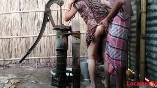 हातपंपावर अंघोळ करताना देसी जोडप्याचा संभोग