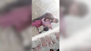 गडाच्या पाठी फिरायला आलेल्या कपलचा सेक्स