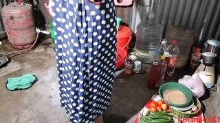 जेवण बनवतानाच सुरू झाली मराठी जोडप्याची रासलीला