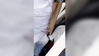 टॅक्सी वाल्याने चोखला आपल्या प्रवाशाचा धोतरामधला लंड