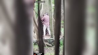 पिंपळाच्या झाडाखाली देसी जोडप्याची उभ्याने झवाझवी