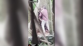 पिंपळाच्या झाडाखाली देसी जोडप्याची उभ्याने झवाझवी