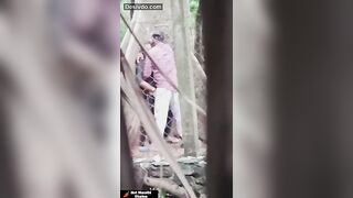 पिंपळाच्या झाडाखाली देसी जोडप्याची उभ्याने झवाझवी