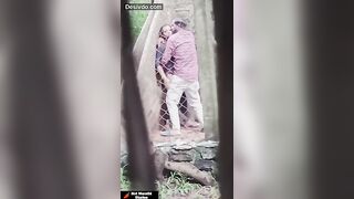 पिंपळाच्या झाडाखाली देसी जोडप्याची उभ्याने झवाझवी