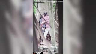 पिंपळाच्या झाडाखाली देसी जोडप्याची उभ्याने झवाझवी