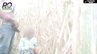 ऊसाच्या मळ्यात पुच्चीत काकडी घालताना भाभीला पकडलं