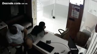 मोठ्या बॉस कडून मॅनेजरची टेबलवर चुदाई