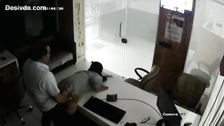 मोठ्या बॉस कडून मॅनेजरची टेबलवर चुदाई