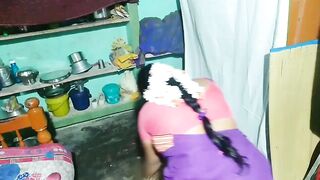 साडीत डोकं घालून चाटतोय बाईची चूत