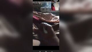 व्हिडिओ कॉलवर गर्लफ्रेंडची चूत बघत मारली मूठ