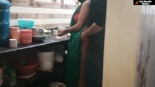 भाभी भाजी बनवताना दिला पाठून ठोका
