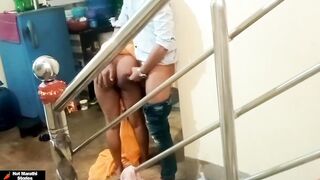 कोल्हापूरची बया लागली डिलीवरी बॉय सोबत चिपकायला