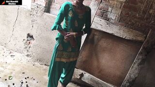 घराच्या बांधकामावर पाणी मारणाऱ्या तरुणाशी घरवालीची चोदाचोदी
