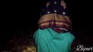 रात्री काळोखातून जाणाऱ्या बाईला गवतात झोपवून झवली