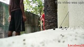 कामवाली बाईची अंगणात उभ्यानेच झवली