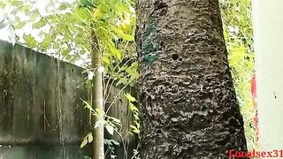 कामवाली बाईची अंगणात उभ्यानेच झवली