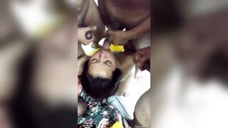 आंटी करतेय तीन मर्दां सोबत गृप सेक्स