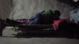 नाशिकचा गावरान तरुण झोपलेल्या बायकोला झवतोय
