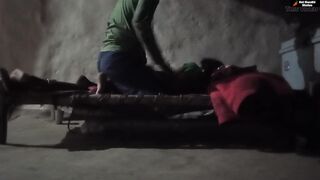 नाशिकचा गावरान तरुण झोपलेल्या बायकोला झवतोय