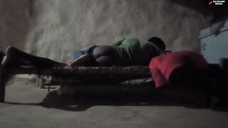नाशिकचा गावरान तरुण झोपलेल्या बायकोला झवतोय