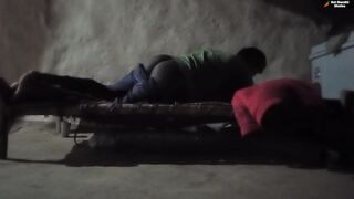 नाशिकचा गावरान तरुण झोपलेल्या बायकोला झवतोय