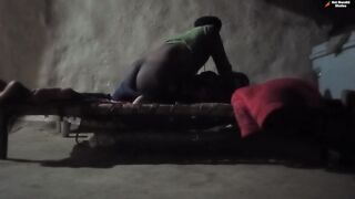 नाशिकचा गावरान तरुण झोपलेल्या बायकोला झवतोय