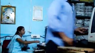 सरकारी ऑफिसरचा ऑफिसमध्ये महिले सोबत सेक्स