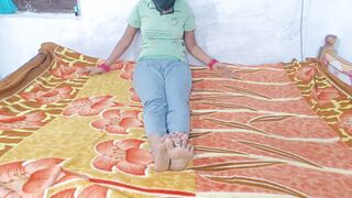 चोरी करणाऱ्या नोकराणीची पलंगावर घेऊन चोदली तिची चूत