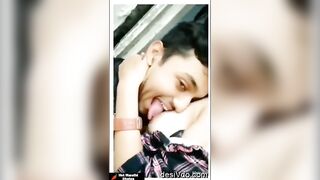 पुण्याच्या रेल्वे स्टेशनवर देसी कपलचा गुपचूप लव रोमान्स